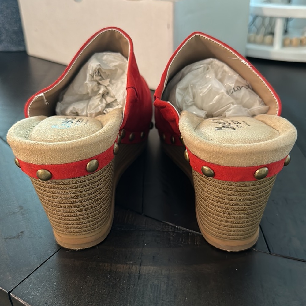 *NWT* Cheeks Fit Body Studded Wedge Platform Clogs Red Slip On - Picture 3 of 4